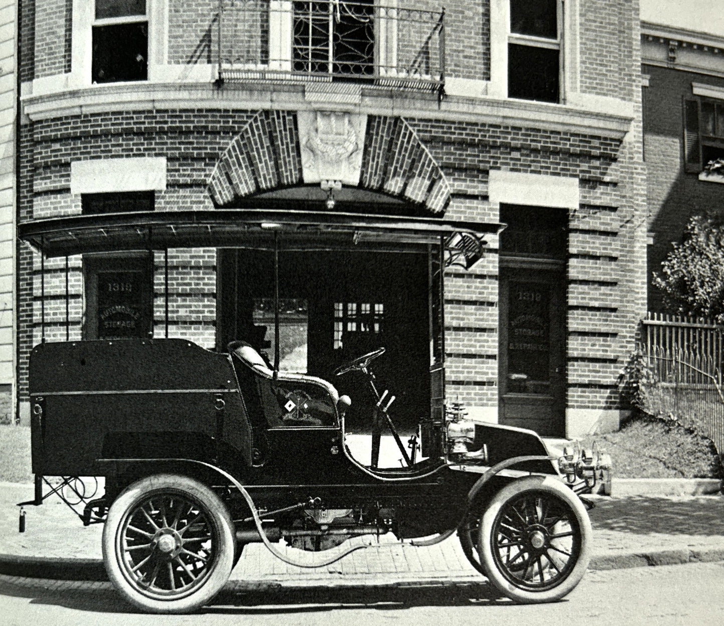 America Adopts the Automobile 1895-1910 by James J. Flink 1970