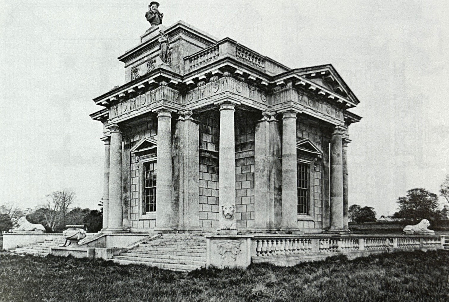 Monumental Classic Architecture in Great Britain and Ireland by Albert E. Richardson 2001